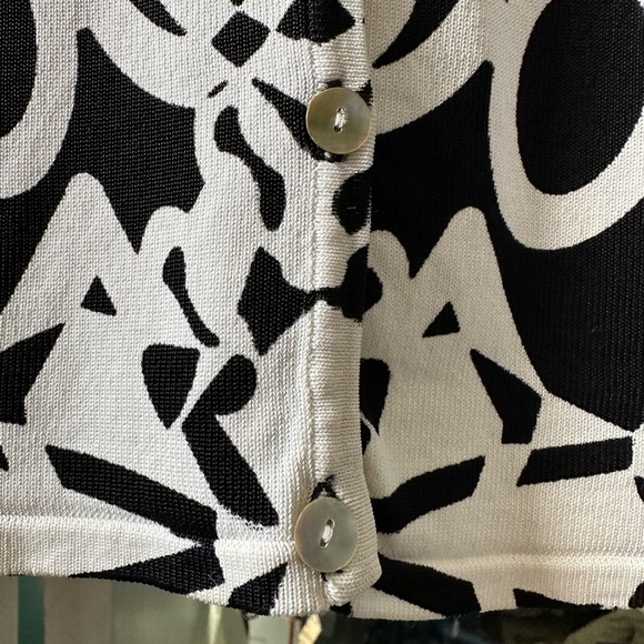 VENUE BUTTON DOWN LIGHT SWEATER BLOUSE. SIZE MEDIUM - Picture 7 of 9